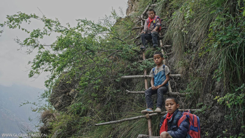 أطفال يخاطرون بحياتهم يومياً للذهاب إلى المدرسة في جبال الصين ‫(215593165)‬ ‫‬
