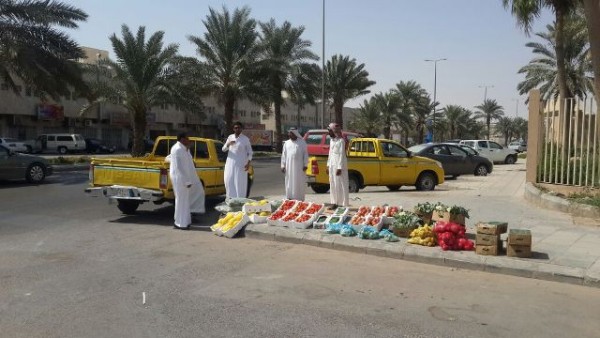 “أمانة الرياض” تزيل مباسط عشوائية للباعة الجائلين الأجانب
