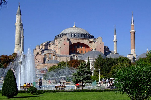 أتراك يأملون في إعادة صرح “آيا صوفيا” مسجدا