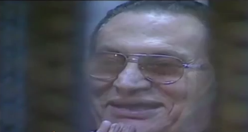 بالفيديو مبارك يضحك على زلة لسان محاميه