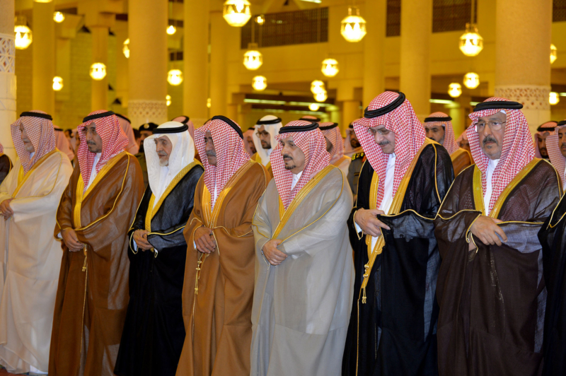 الأمير مقرن بن عبدالعزيز وسمو أمير منطقة الرياض يؤديان صلاة الميت على الأميرة لولوة بنت سعود ‫(167599749)‬ ‫‬