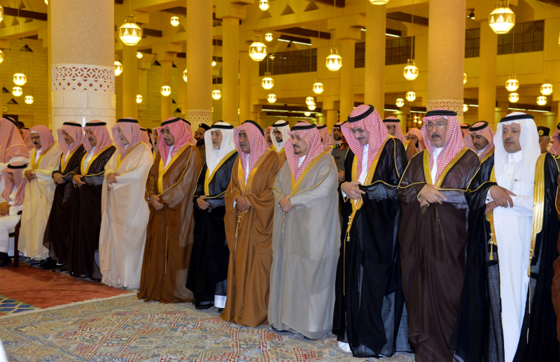 الأمير مقرن بن عبدالعزيز وسمو أمير منطقة الرياض يؤديان صلاة الميت على الأميرة لولوة بنت سعود ‫(1)‬