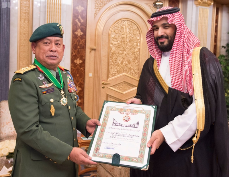 ولي ولي العهد يقلد القائد العام للقوات المسلحة الماليزية وسام الملك عبدالعزيز