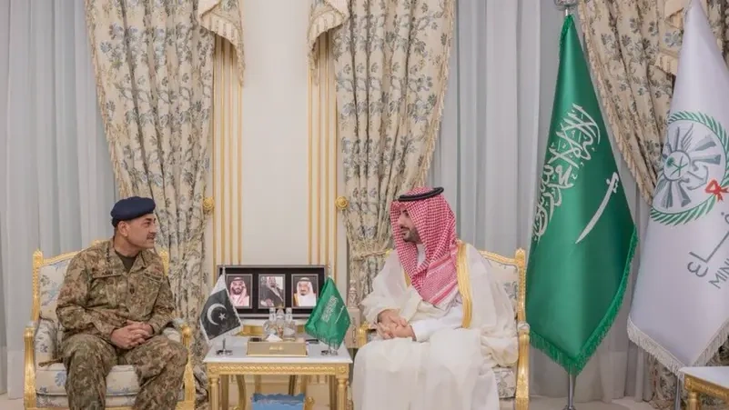 خالد بن سلمان وقائد الجيش الباكستاني يبحثان مواجهة الاعتداءات وفق اتفاقية مكة