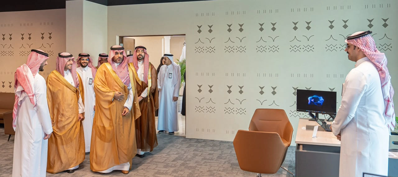 الرئيس التنفيذي للهيئة العامة للعقار يطلع على موجهات عمارة واحات الأحساء في استوديو الأحساء التصميمي