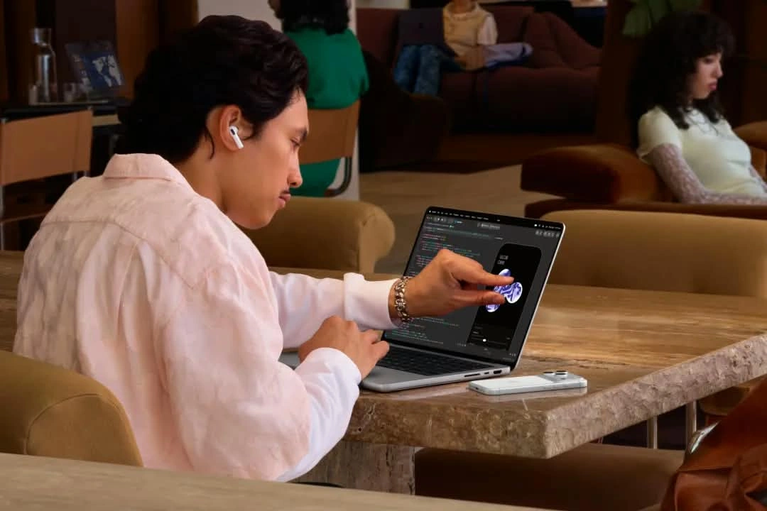 بعد سنوات من الرفض.. "آبل" تعلن عن أول لاب توب بشاشة تعمل باللمس