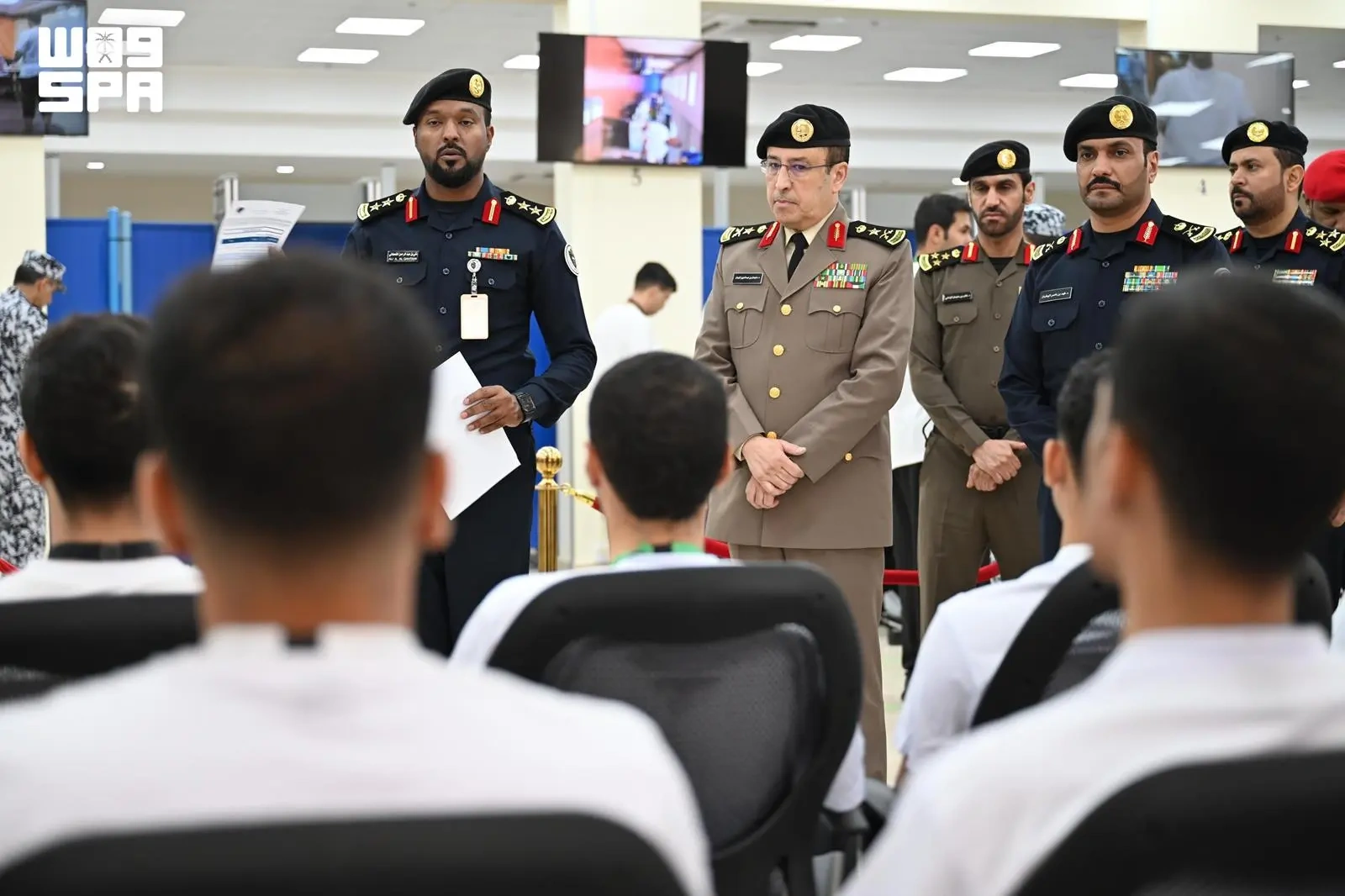 الفريق الميمان يتفقد إجراءات القبول المبدئي لطالبي الالتحاق بكلية الملك فهد الأمنية 