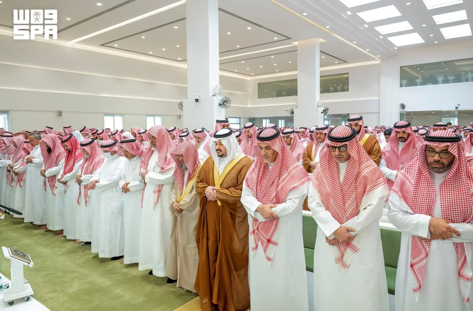 نائب أمير الرياض يؤدي صلاة الميت على عبدالجليل آل سيف 