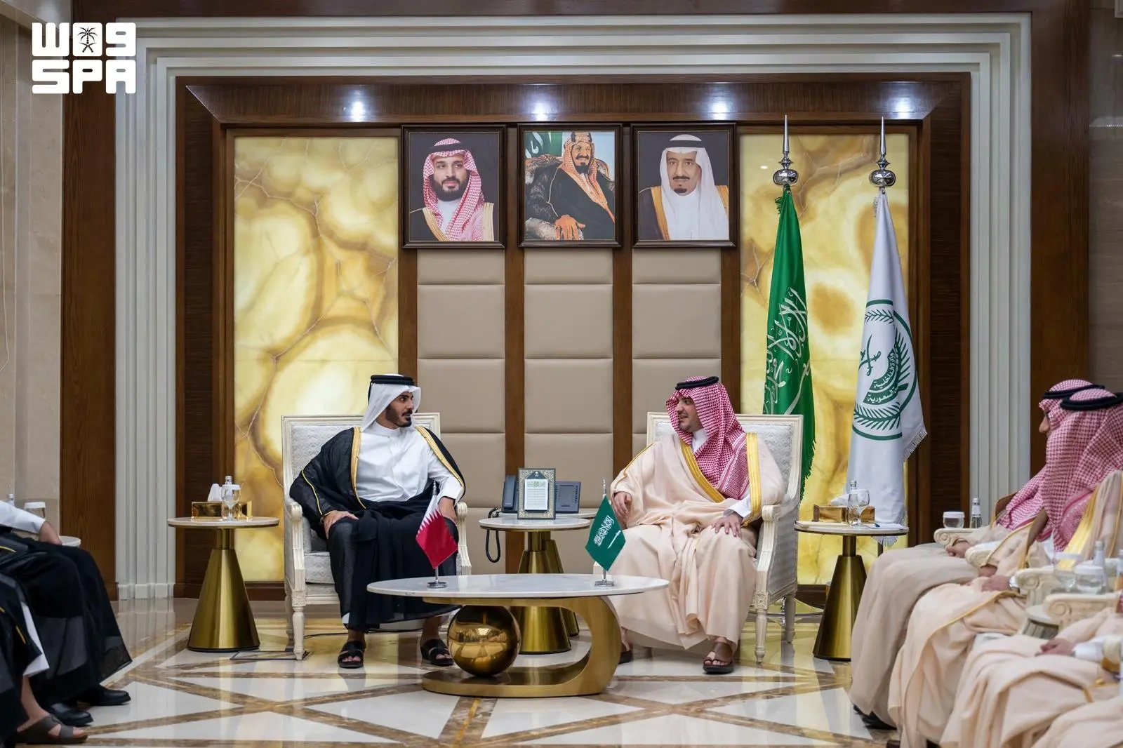 وزير الداخلية يلتقي نظيره القطري ويترأسان الاجتماع الرابع للجنة الأمنية والعسكرية