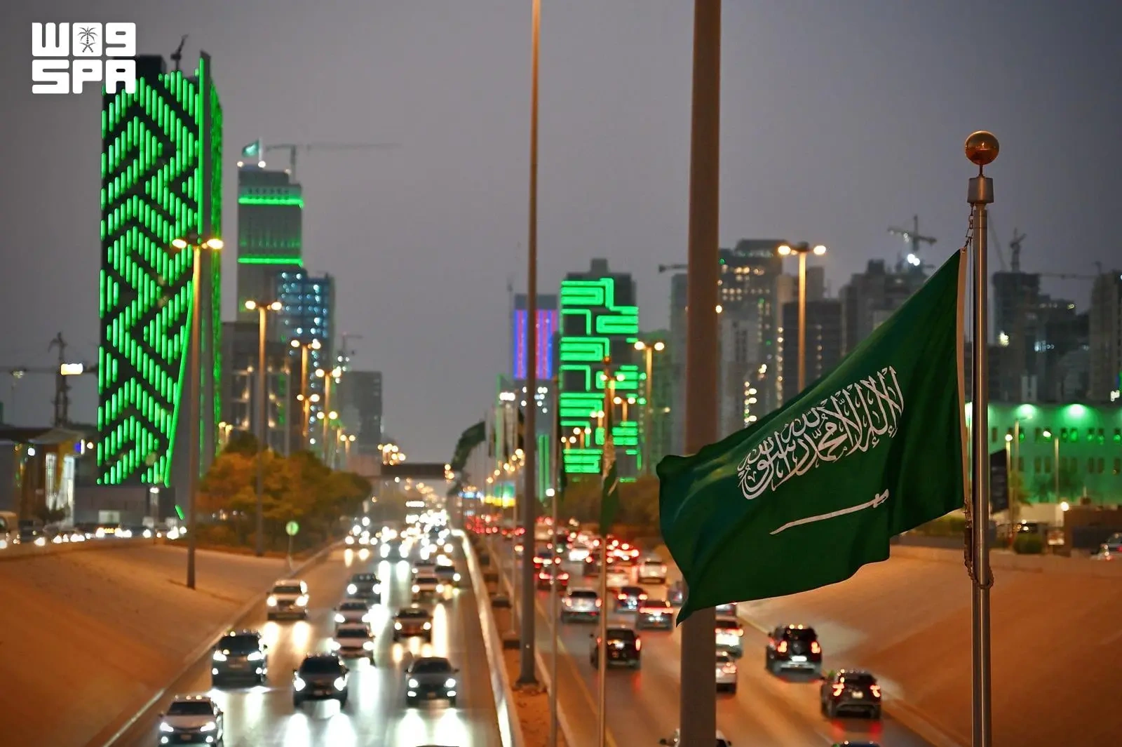 عزّنا بطبعنا.. استعدادات الرياض لليوم الوطني تكسو شوارعها ومعالمها بالأخضر 