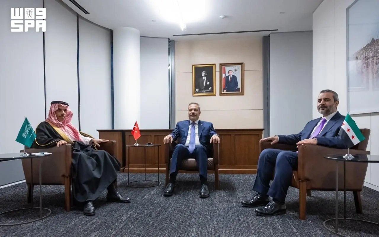 فيصل بن فرحان يستعرض التعاون المشترك مع وزيري خارجية سوريا وتركيا