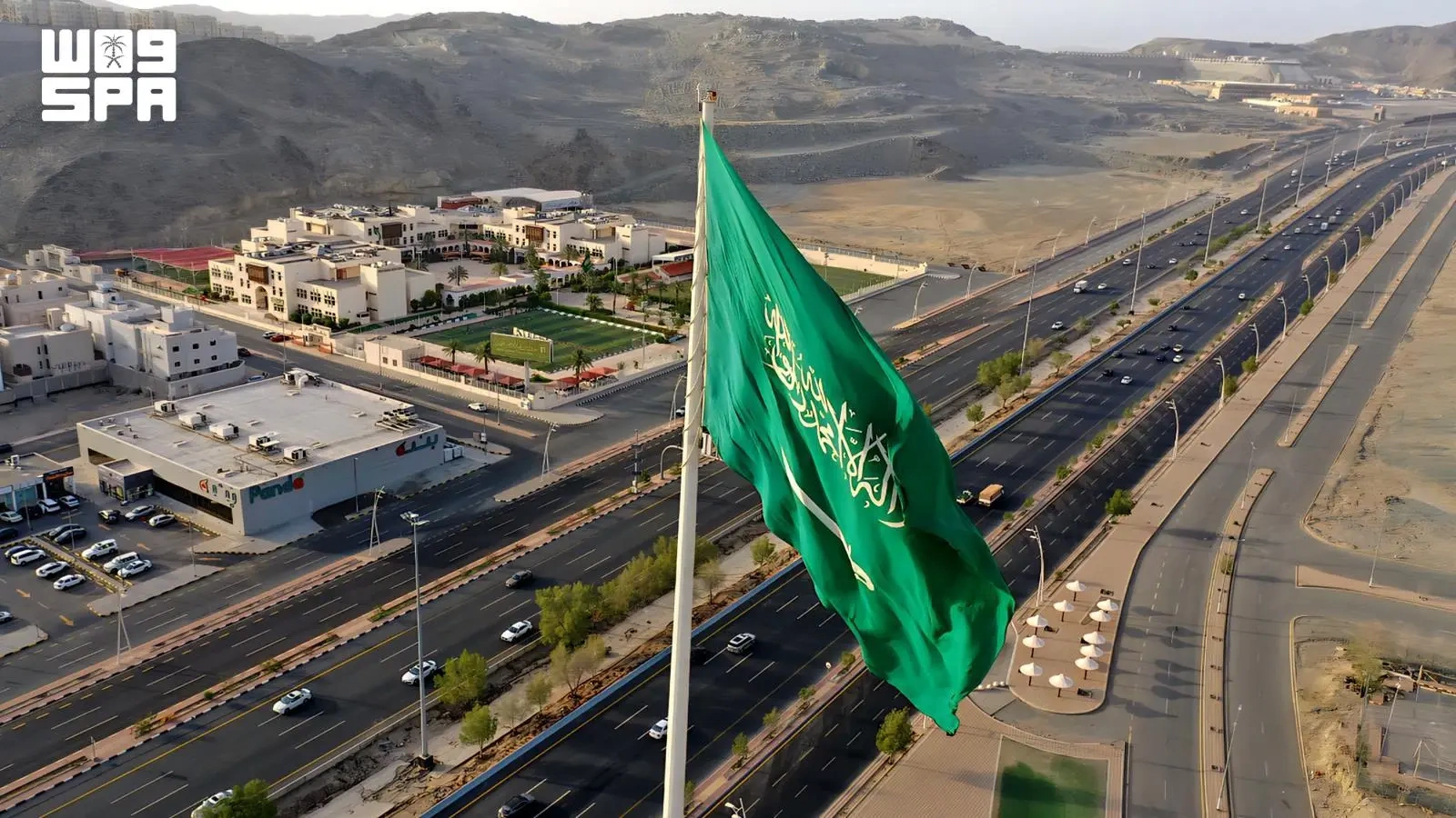 العلم السعودي يرفرف فوق أعلى سارية بمكة المكرمة احتفاءً باليوم الوطني