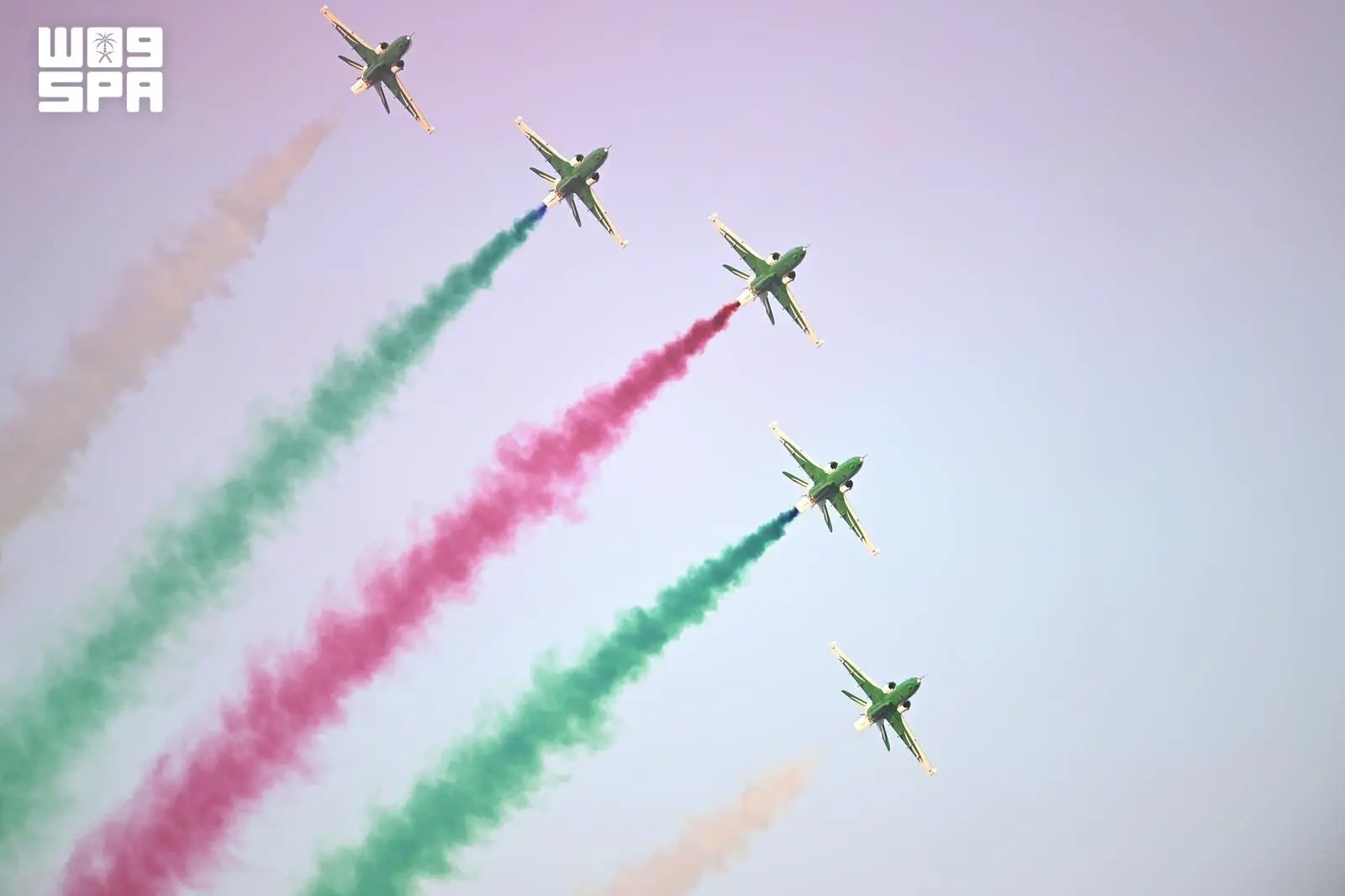 عروض جوية للصقور السعودية بالخبر احتفاءً باليوم الوطني السعودي