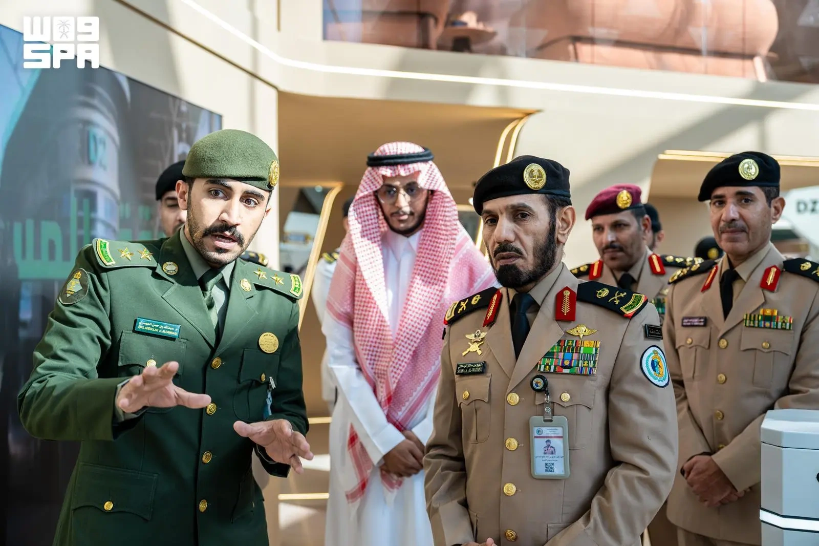 المدير العام لحرس الحدود يزور معرض الصقور والصيد السعودي 2026