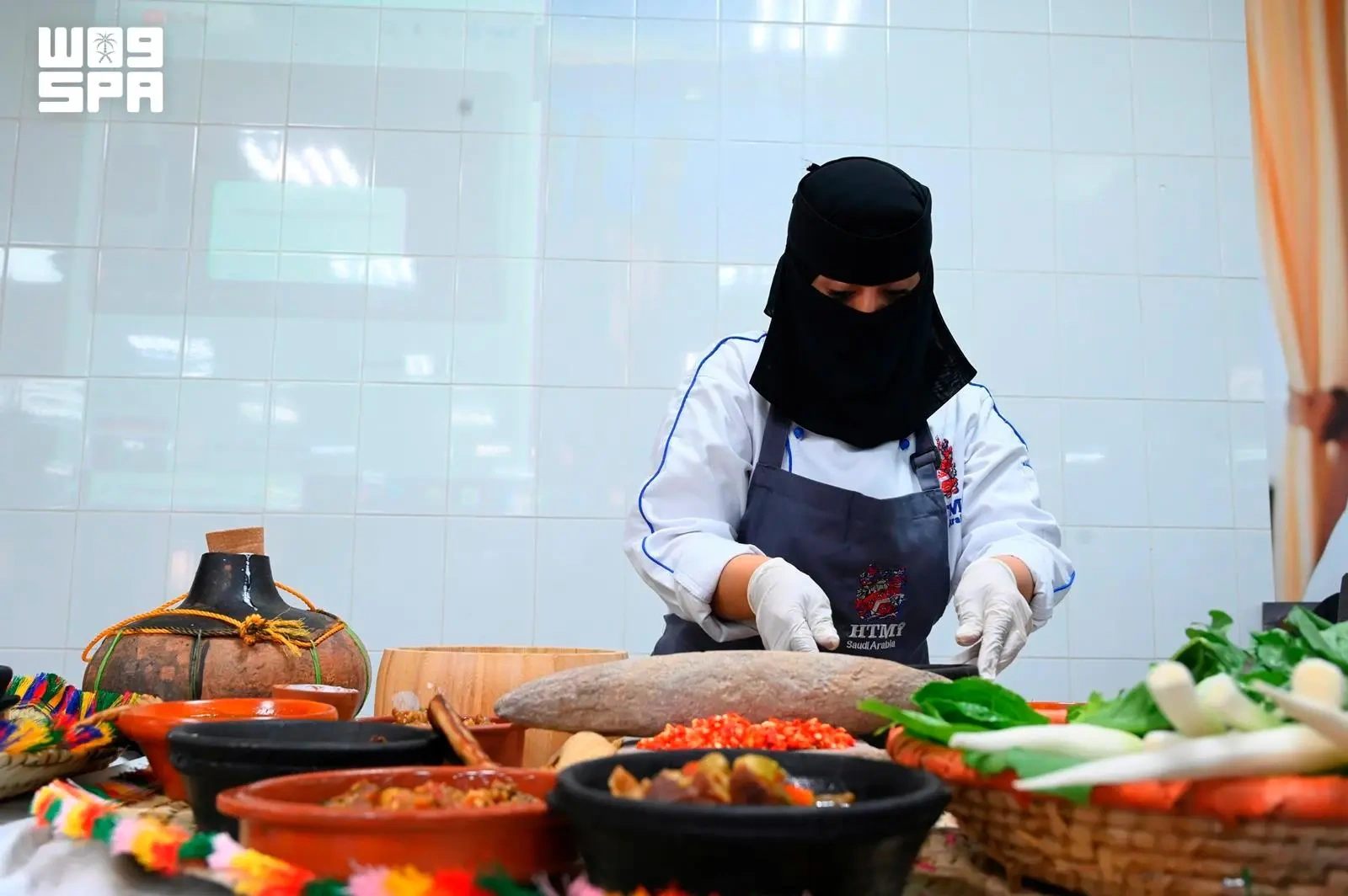 خلف كل طبق حكاية.. شباب وفتيات جازان يبدعون في فنون الطهي ويجسّدون أصالة الضيافة 