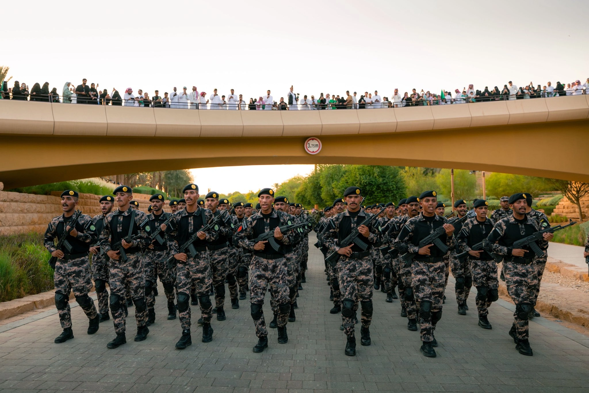 مسيرة عسكرية في الدرعية احتفاءً باليوم الوطني السعودي واستحضارًا لقيم التلاحم والانتماء