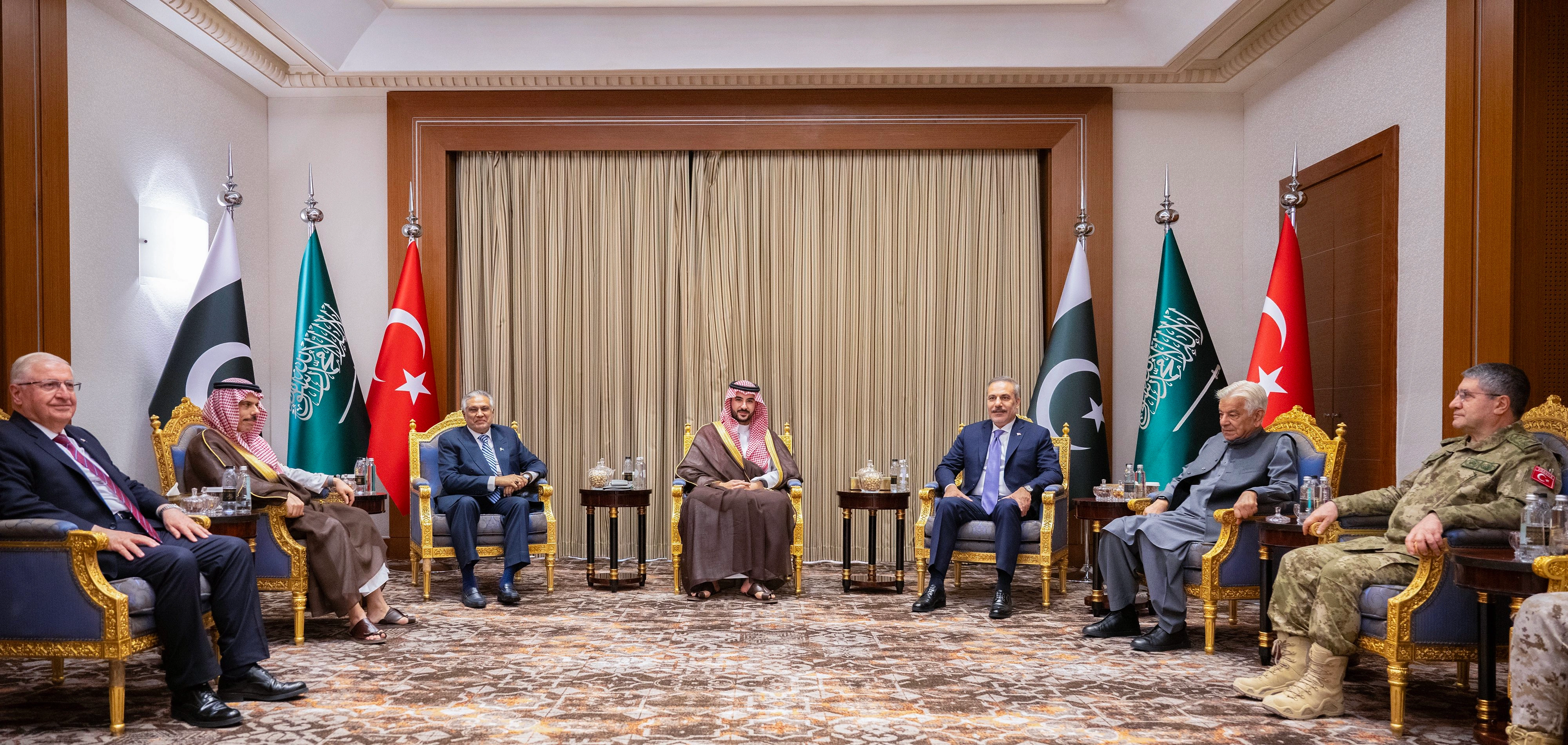 خالد بن سلمان: دول حلف مكة تقف صفًا واحدًا لتفعيل الردع الجماعي ضد الاعتداءات على السعودية