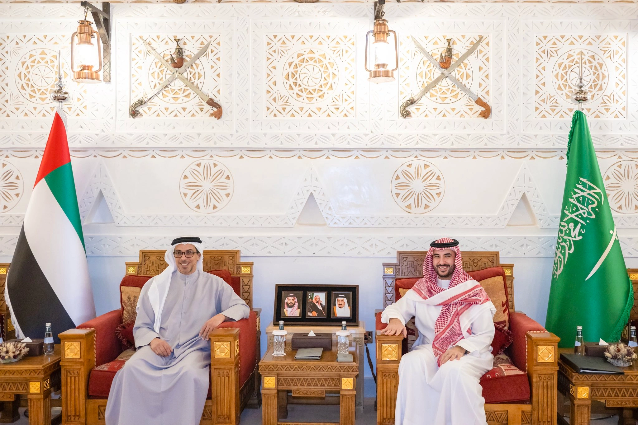 خالد بن سلمان والشيخ منصور بن زايد يبحثان سبل تعزيز التعاون والتنسيق المشترك 