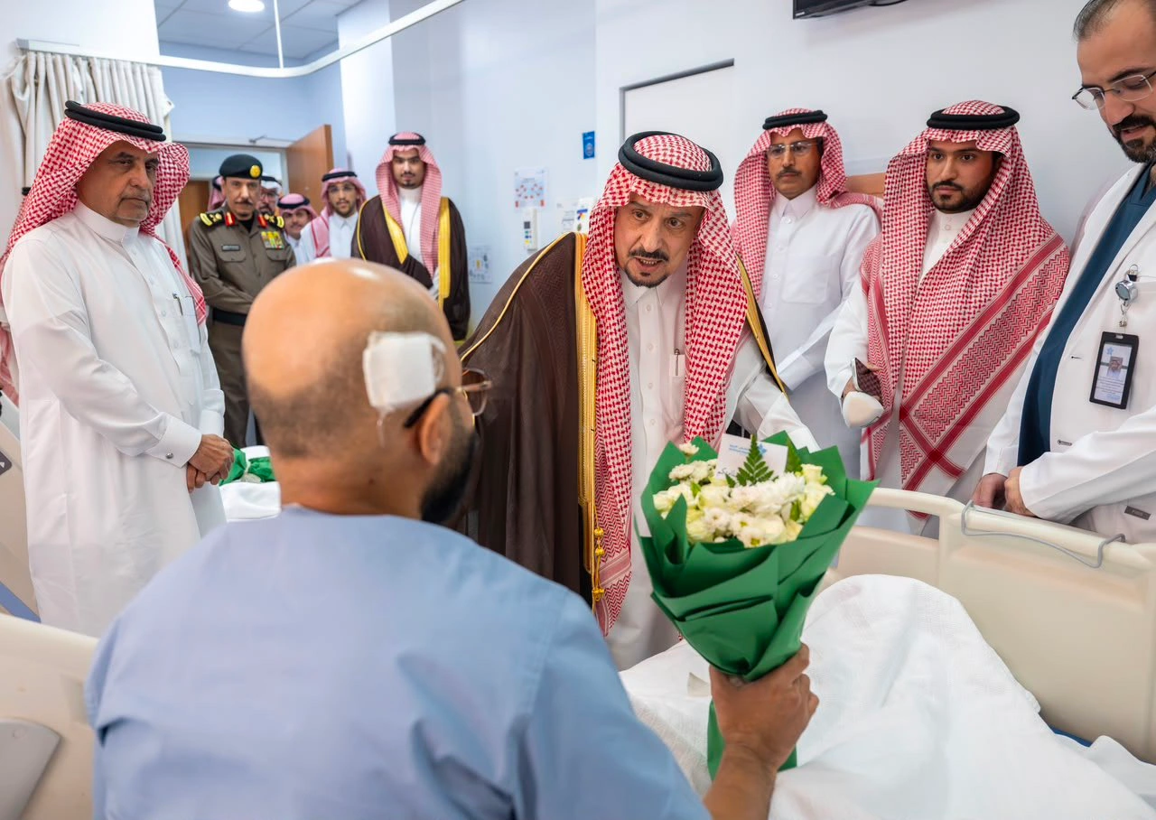 فيصل بن بندر يتفقد المصابين جراء عدوان الميليشيا الحوثية الإرهابية على مطار الملك خالد