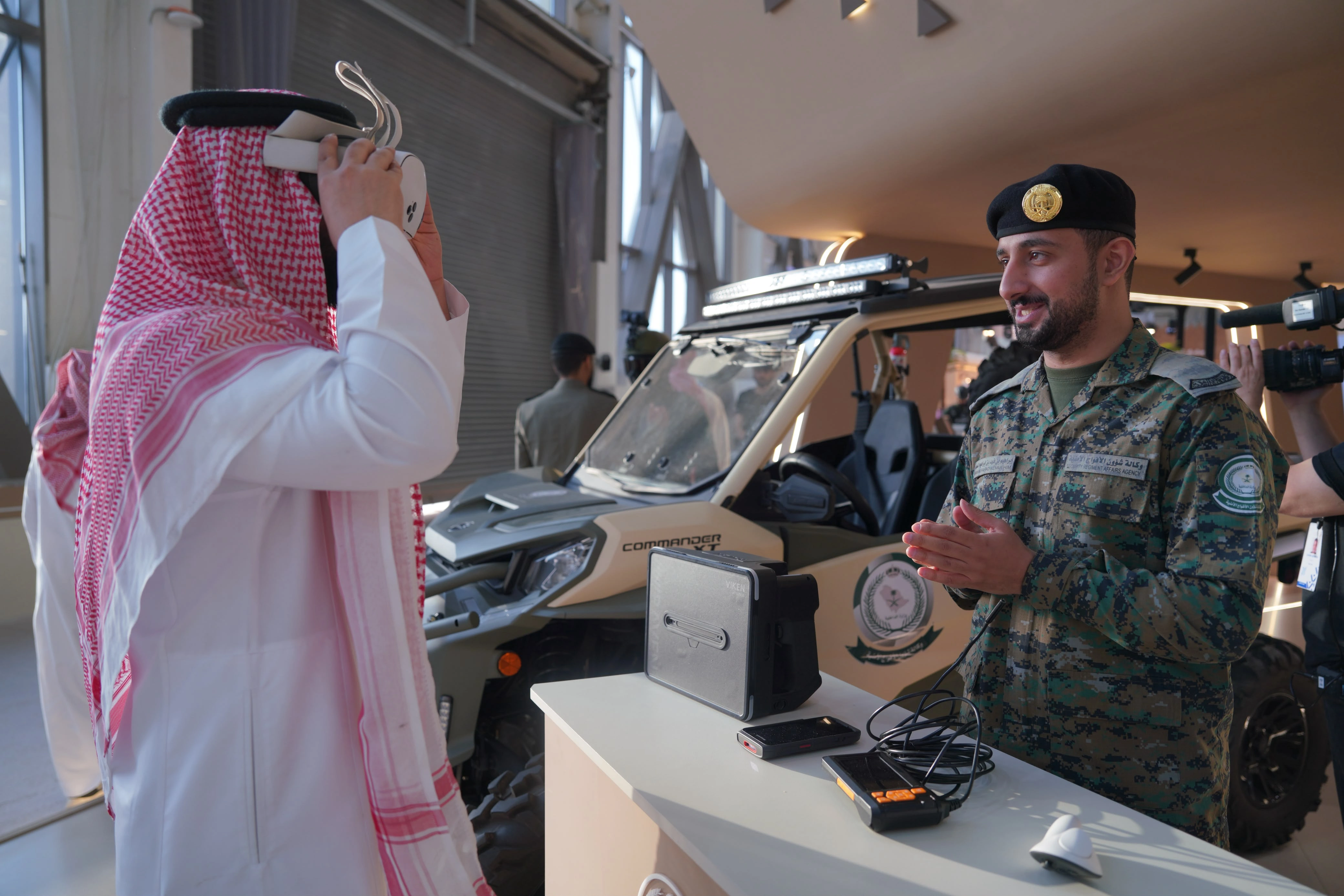 وكالة وزارة الداخلية لشؤون الأفواج الأمنية تقدّم تجربة الواقع الافتراضي (VR) لزوار معرض الصقور