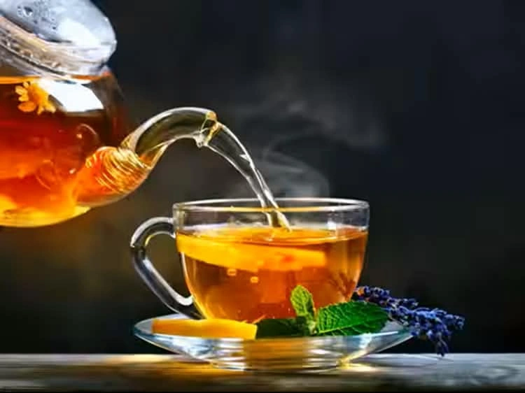 ساخن أم دافئ؟ دراسة تكشف مفاجأة صحية بشأن درجة حرارة الشاي