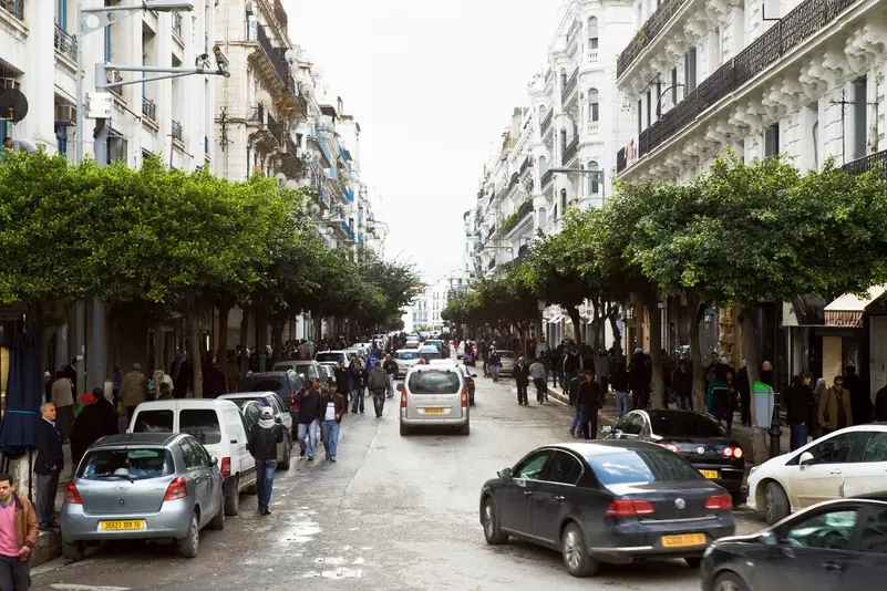 مقترح لتعديل ساعات العمل يفجر سجالاً في الجزائر.. الوقت أم الإنتاجية؟