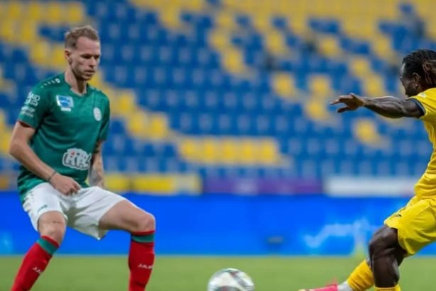 في الدقيقة 90.. الاتفاق يتعادل مع التعاون بدوري روشن