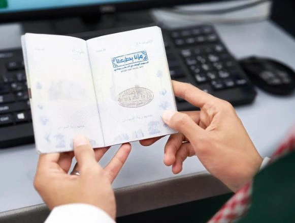 وزارة الداخلية تطلق ختمًا خاصًّا بمناسبة اليوم الوطني السعودي عبر المنافذ الدولية