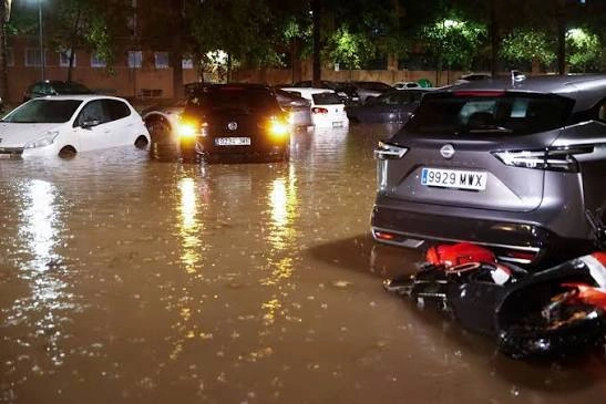 فيضانات إسبانيا تحول شوارع برشلونة لمجارٍ مائية