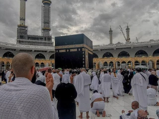 لقطات توثق أمطار الحرم المكي الآن