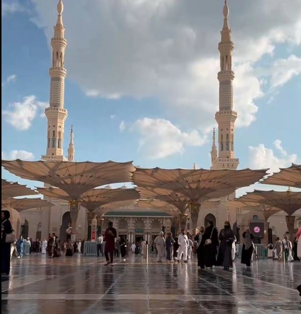 أجواء المدينة المنورة تتأثر بهطول الأمطار وتدفّق السيول