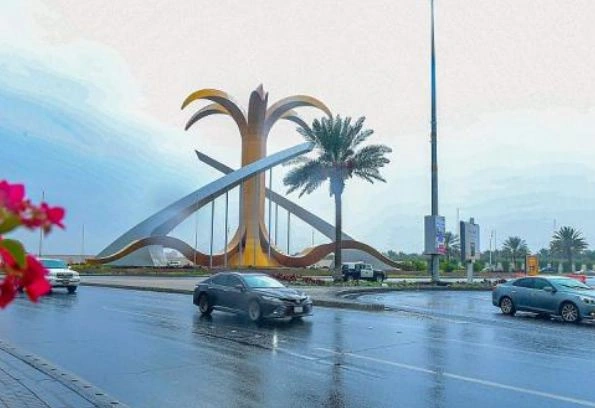 شاهد أجواء تبوك أثناء هطول الأمطار وجريان السيول