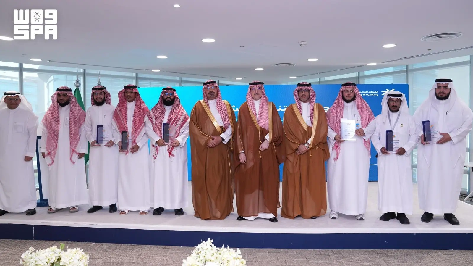 الموارد البشرية تكرم الفائزين بجائزة التنمية الشبابية في نسختها الثانية 