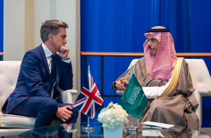 فيصل بن فرحان يبحث أبرز المستجدات الإقليمية مع نظيره البريطاني