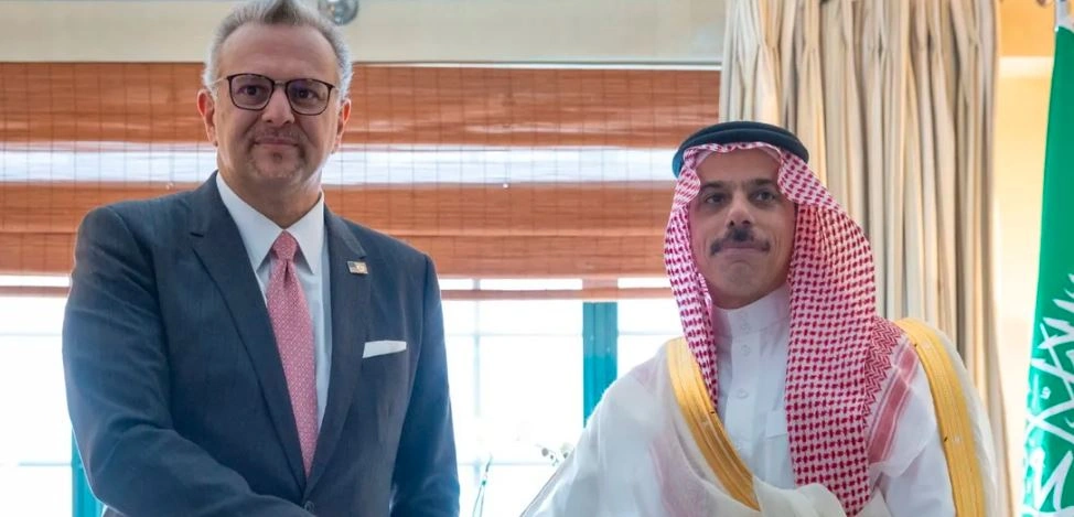 فيصل بن فرحان يبحث مع مستشار ترامب المستجدات الإقليمية