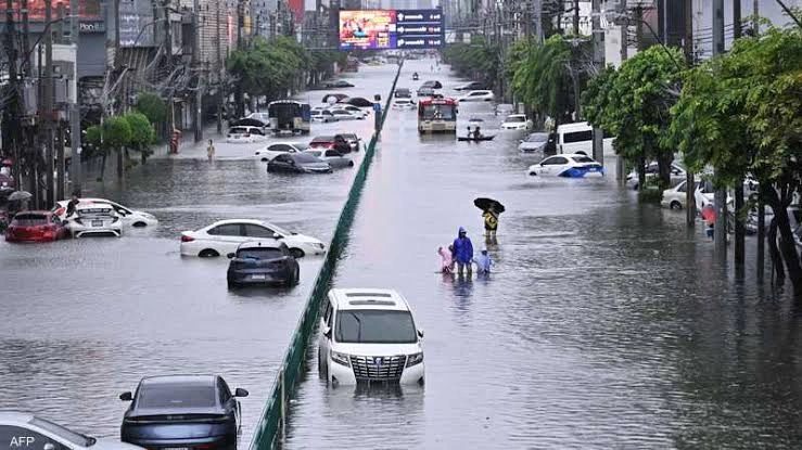 فيضانات بانكوك تعطل حركة الطيران وتتسبب في إلغاء عدد من الرحلات