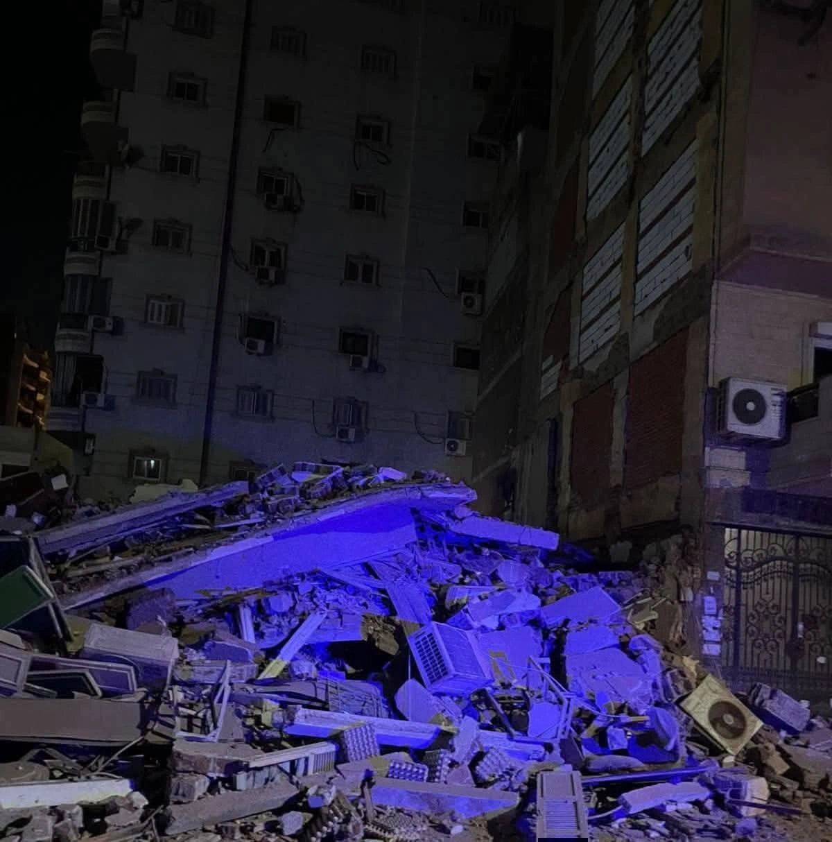 شاهد.. لحظة انهيار عقار من 5 طوابق في مصر