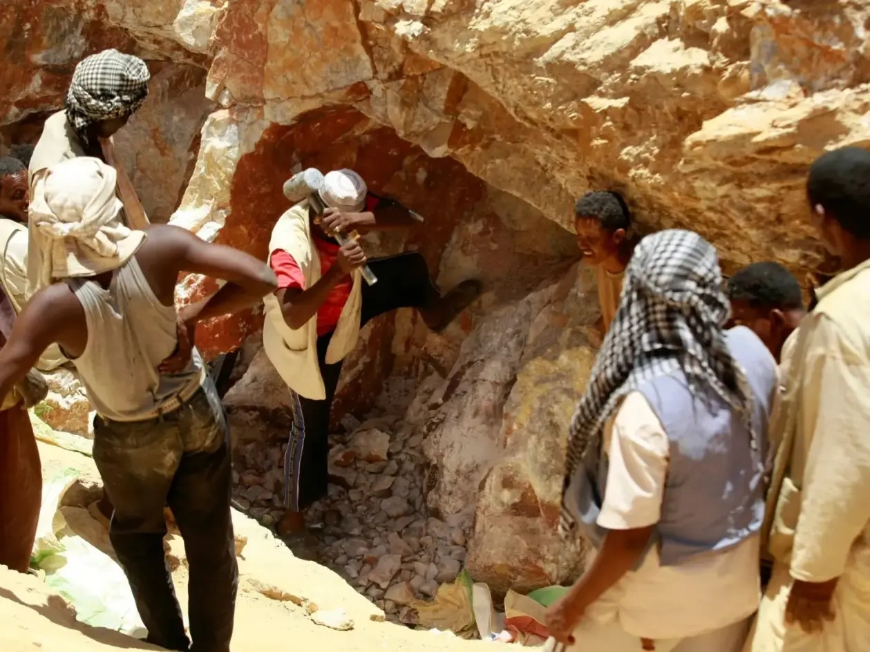مصرع أكثر من 60 شخصًا في انهيار منجم للتعدين الأهلي بالسودان​