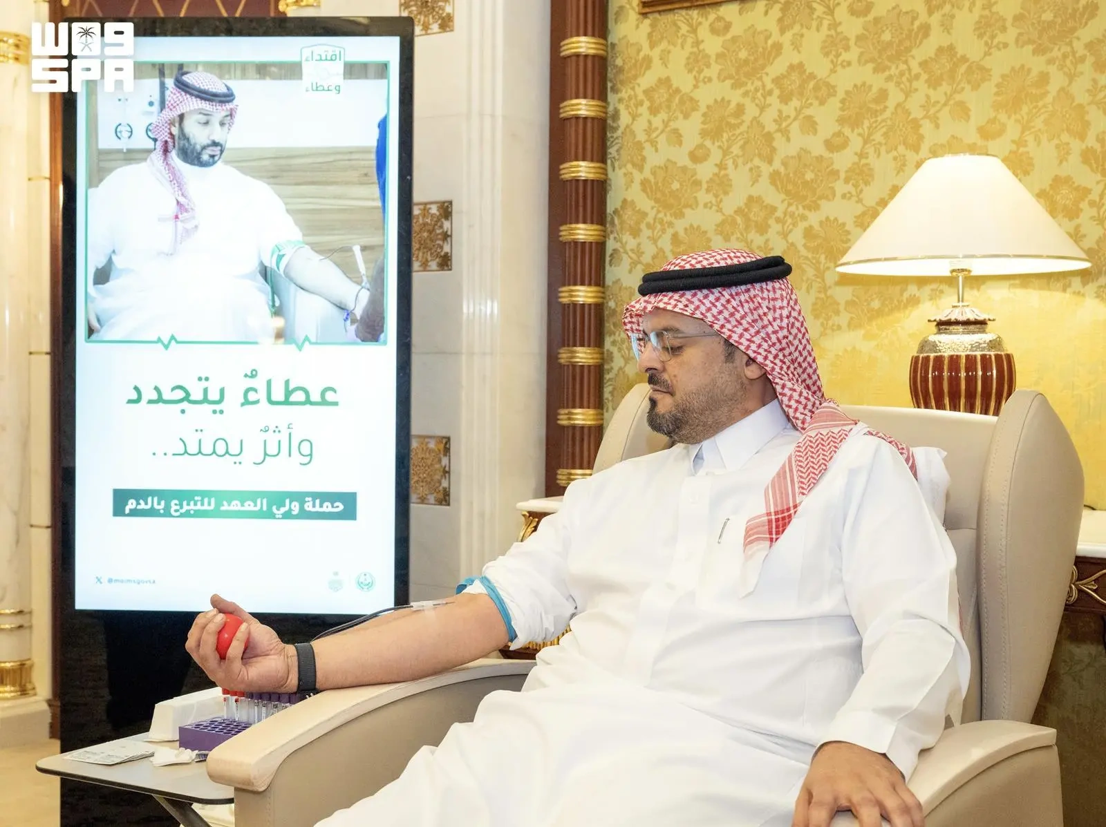 نائب أمير منطقة مكة المكرمة يتبرع بالدم دعمًا للحملة الوطنية السنوية