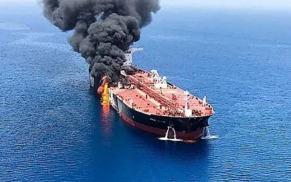 إصابة ناقلة نفط بمقذوف مجهول المصدر في هرمز