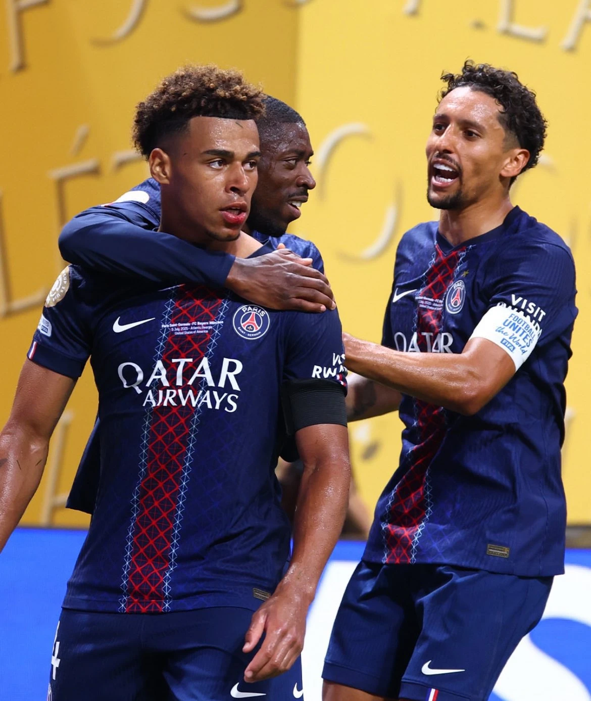 باريس سان جيرمان يفوز على ليون وينفرد بقمة الدوري الفرنسي لكرة القدم
