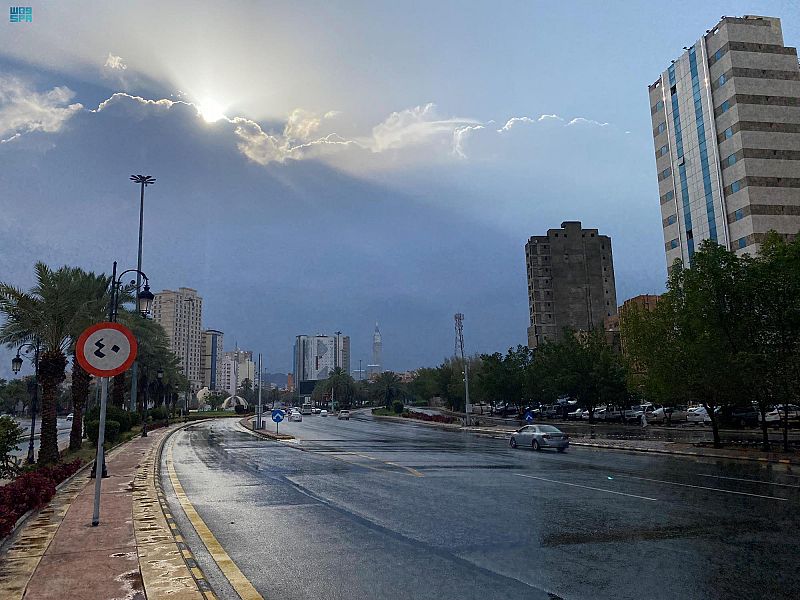 إنذار أحمر: أمطار غزيرة ورياح شديدة تضرب العاصمة المقدسة