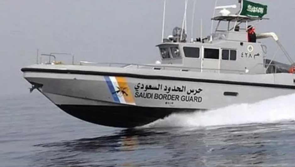 حرس الحدود ينقذ مقيمًا من الغرق أثناء ممارسة السباحة بجازان