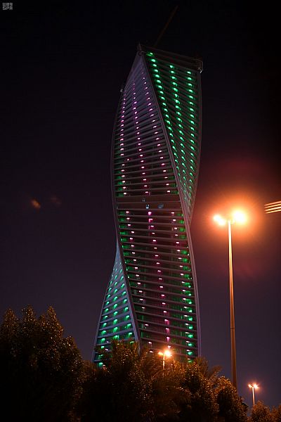بالصور ، تتزين أبراج الرياض بألوان العلم الكويتي في يومه الوطني