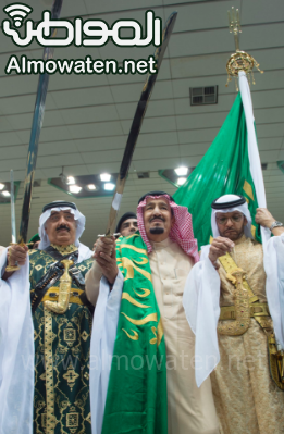 شاهد بالصور الملك يقب ل علم المملكة في حفل العرضة السعودية صحيفة المواطن الإلكترونية