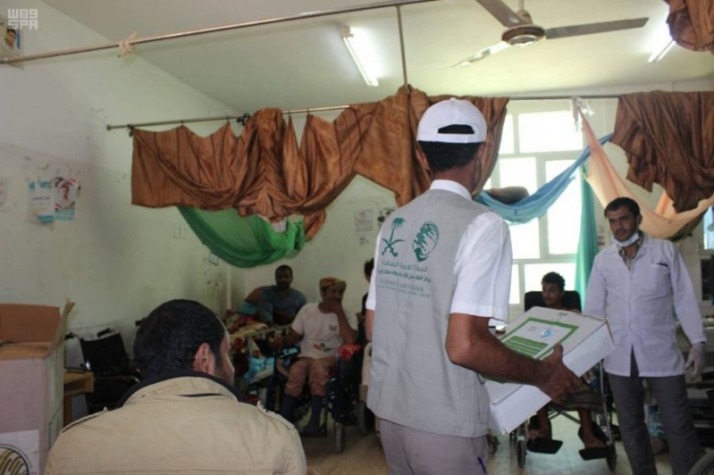 مركز الملك سلمان للإغاثة يوزع مساعدات إيوائية للمتضررين من قذائف