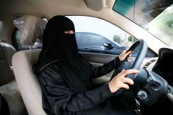 7 أيام تفصل المرأة عن قيادة السيارة رسميا شروط وحقوق وضمانات