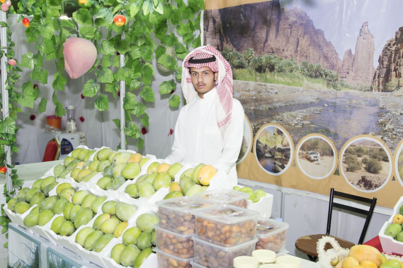 شاهد طالب الطب يبيع الشاي بمهرجان ورد تبوك صحيفة المواطن الإلكترونية