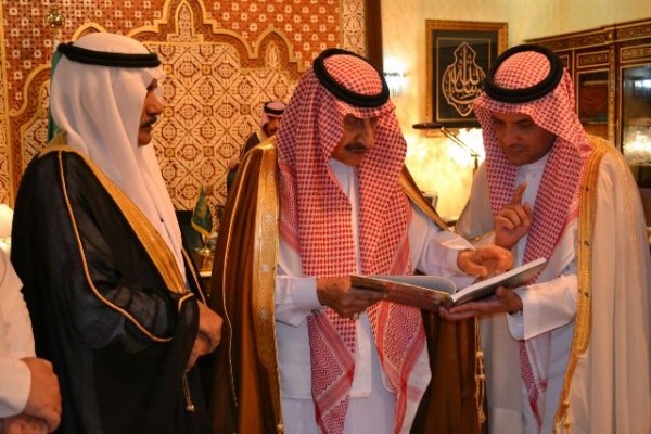 “العنزي” يهدي الأمير عبدالله بن مساعد النسخة الذهبية لكتابه