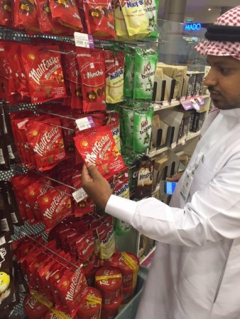 ضبط 179 علبة شوكولاتة ولوحات بشعار عيد الفصح في جدة